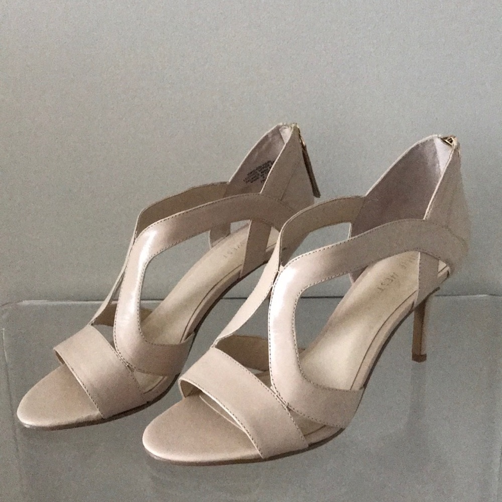 🆕 Nude zipper back heels
